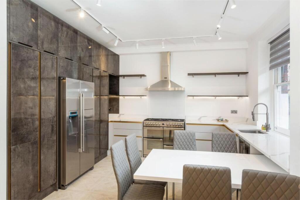 Modern Chelsea Flat, 3Bd 2Bath, With Parking Lägenhet London Exteriör bild