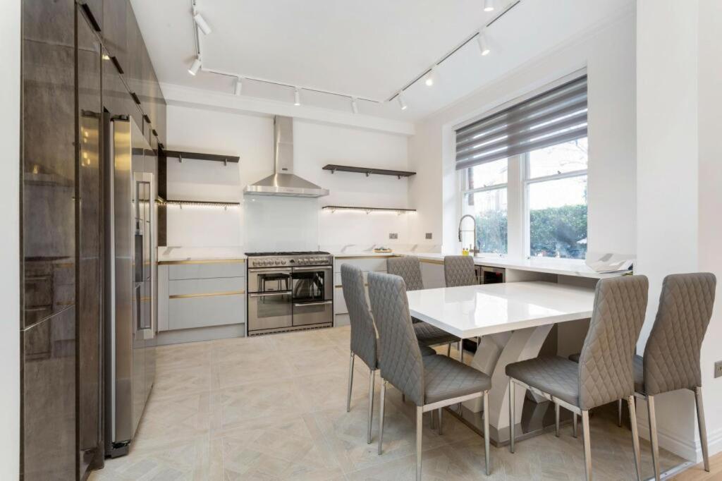 Modern Chelsea Flat, 3Bd 2Bath, With Parking Lägenhet London Exteriör bild