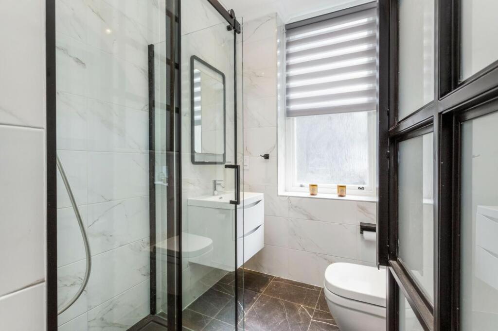 Modern Chelsea Flat, 3Bd 2Bath, With Parking Lägenhet London Exteriör bild
